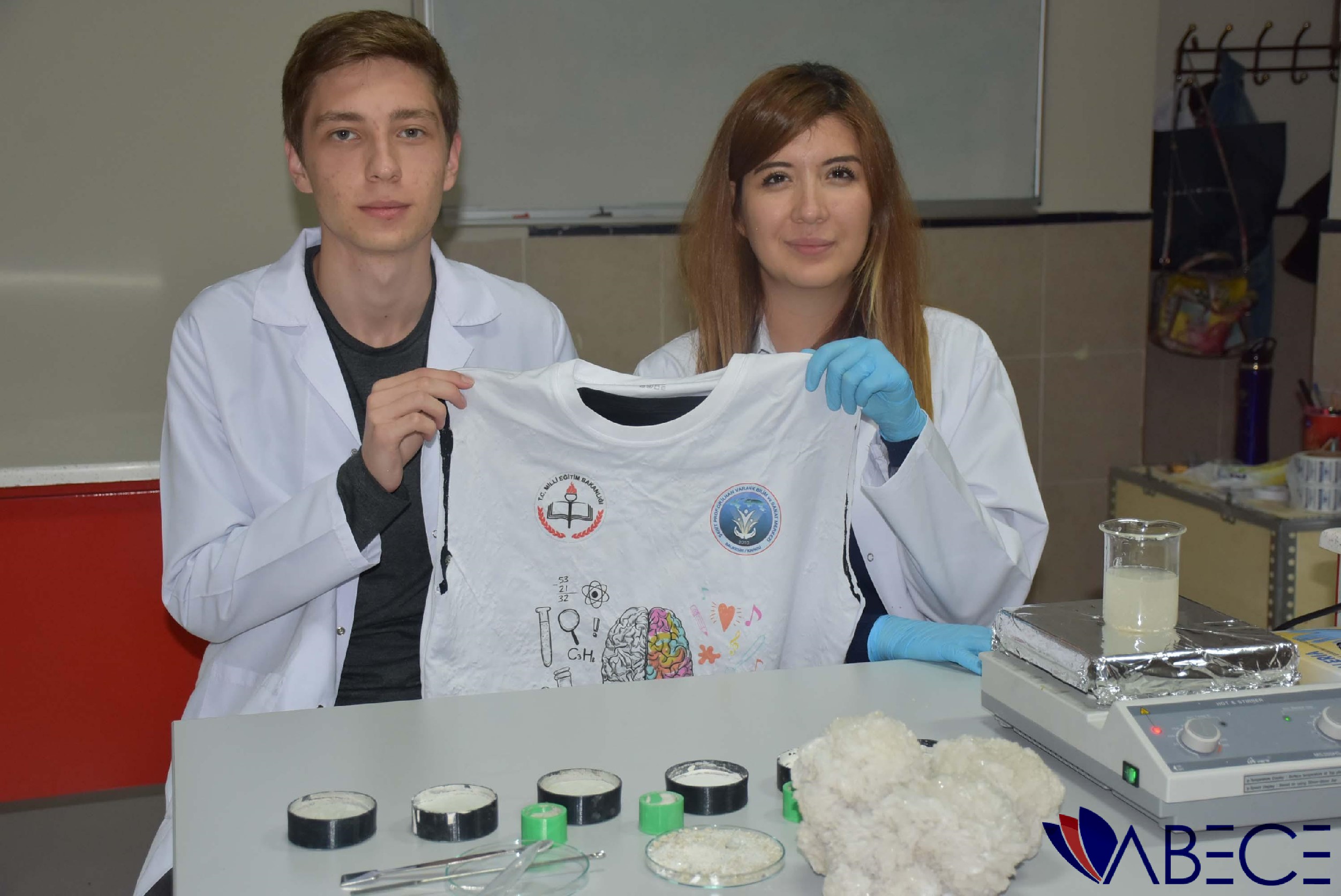 Lise Öğrencisi Hamam Böceğinden Radyasyon Zırhı Üretti